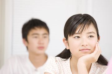 Obraz premium 考え事をしている女の子