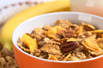 Wholewheat flakes with banana chips, walnuts and pecan nuts