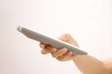 Fototapeta premium テレビをつける女性の手元