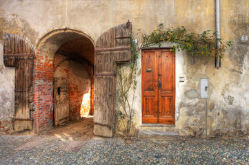 Fototapeta na wymiar Drewniane drzwi i bramy w domu z cegły.