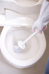 トイレ掃除をする女性の手元