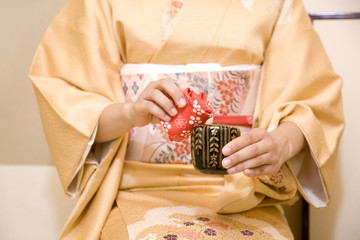 茶器をつかむ女性の手元