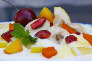 Eiscreme mit Früchte