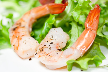 Garnelen auf Salat