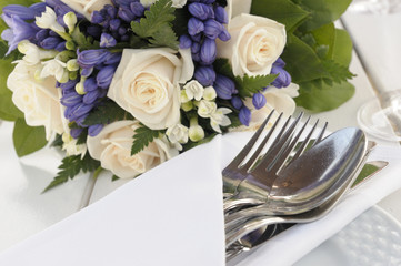 Brautstrauß liegt auf festlich gedecktem Tisch