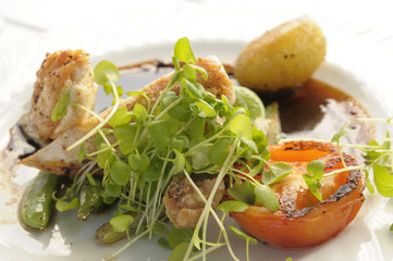Gebackenes Perlhuhn auf Erbsenschoten mit Kresse und Tomate
