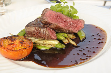 Rinderfilet auf Erbsenschoten und Lauch