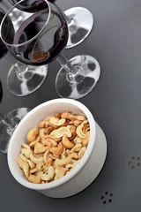 Rolgordijnen Vin, apéritif, noix de cajou, amuse-gueule, verre, boisson © Redzen