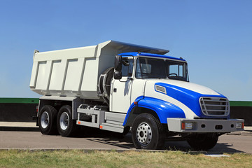 Obraz premium dump-body truck