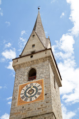 Historischer Kirchturm in Südtirol mit blauem Himmel