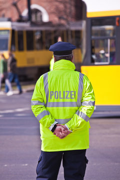 Polizist auf einer Straße in Berlin