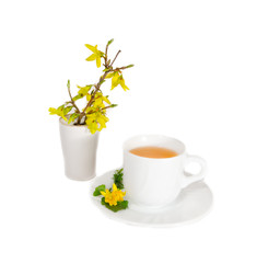 Obraz na płótnie Canvas A cup of black tea and flowers in vase