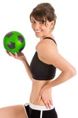 Frau mit Fußball in der Hand