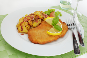 Schweineschnitzel Wiener Art mit Bratkartoffeln