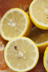 Świeże cytryny i grejfruty