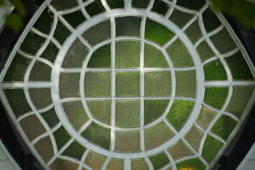 Zbliżenie witrażu w oknie