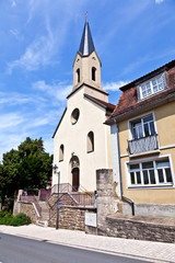 Fototapeta na wymiar stary kościół w centrum średniowiecznego miasta Marktbreit