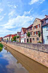 Fototapeta na wymiar medieval houses at river breitbach in Marktbreit