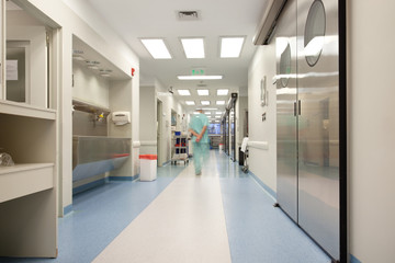 Naklejka na ściany i meble Doktor idąc przez korytarz szpitala
