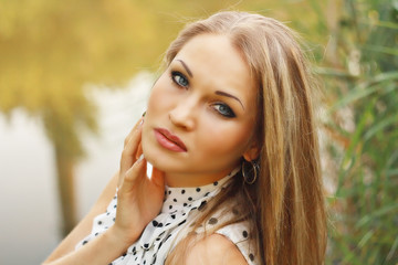 Naklejka premium beautiful blonde girl in white gown