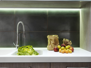 frutta fresca vicino al lavello in moderna cucina