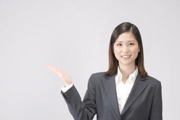 案内する女性