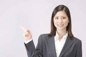 案内する女性