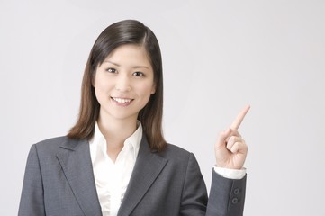 案内する女性