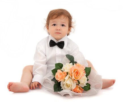 Bimbo elegante con bouquet di fiori