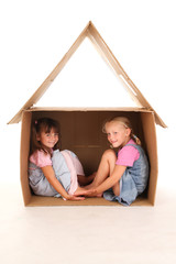 Kinder im Spielhaus