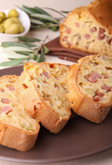 cake aux olives et au jambon