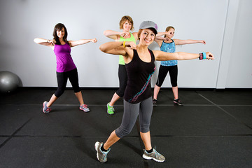 Fototapeta na wymiar Klasa Zumba dla kobiet na siłowni