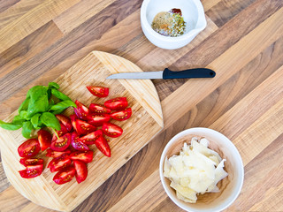 Basilikum, Tomaten, Kräuter und Parmesan