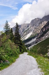 Nur ein Weg führt aus dem Tal