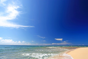 コマカ島の美しいビーチと真っ青な空