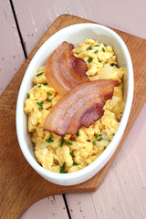 Rührei mit gebratenem Speck in einer Schale