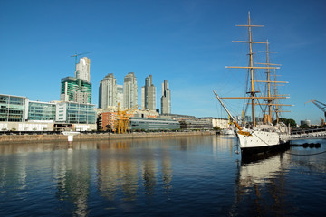 Fototapeta na wymiar Stary port (Puerto Madero), Buenos Aires, Argentyna