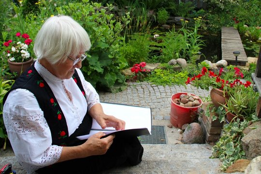Oma rezitiert im Garten.
