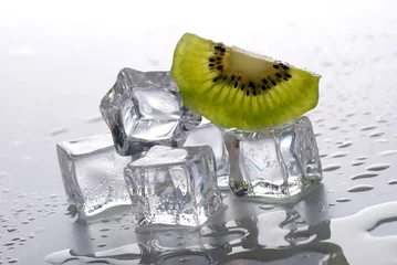 Crédence de cuisine en verre imprimé Dans la glace glaçons et kiwi - trois