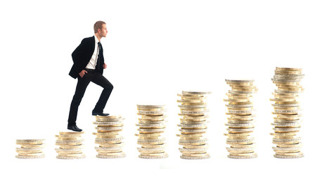 Homme d'affaire gravissant des marches faite de pièce de monnaie