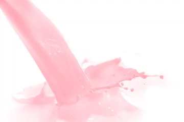 Papier Peint photo autocollant Milk-shake strawberry milk splash
