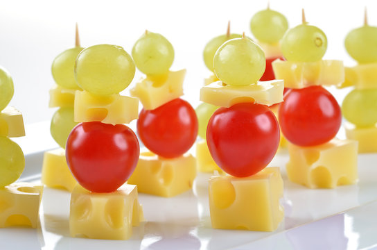 K&auml;sesticks mit Trauben und Tomaten