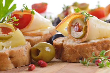 Käsehappen mit Tomaten und Oliven