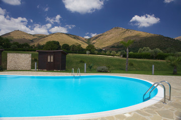 piscina all'aperto con colline