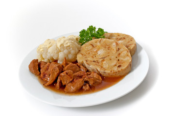Gulasch mit Serviettenkloß & Blumenkohl