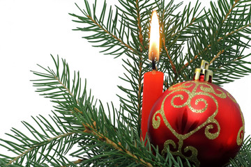 kerze mit weihnachtskugel