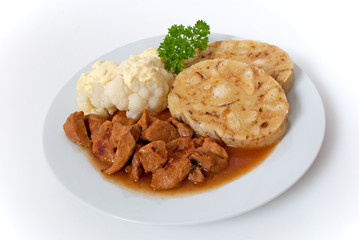 Gulasch mit Serviettenkloß & Blumenkohl