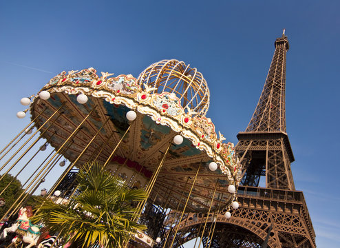 La tour Eiffel et un carrousel - Paris