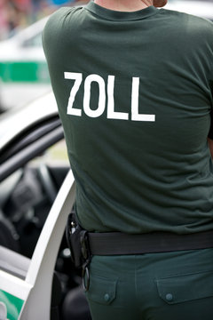 Zollbeamter an seinem Fahrzeug