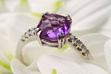 anello con ametista e brillanti